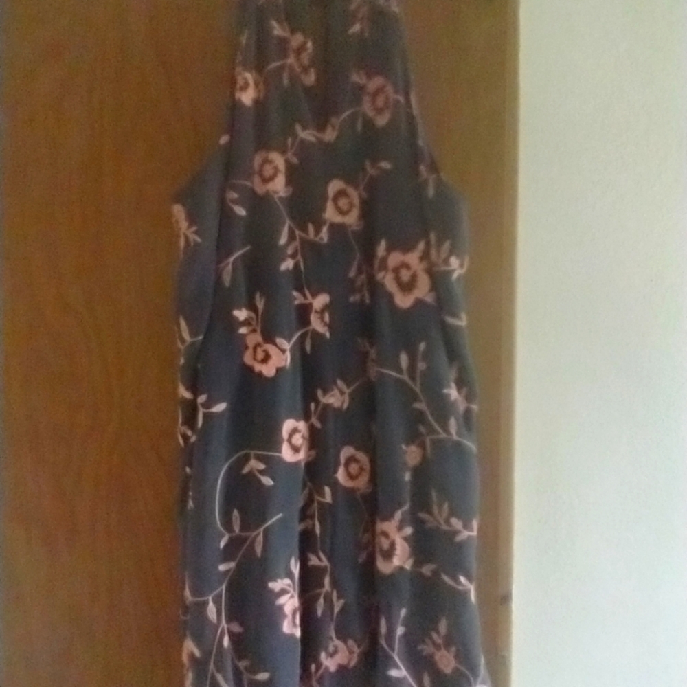 Sleeveless , keyhole dress.
